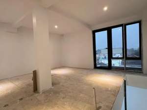 TOWNHOUSE MEWAH 3 LANTAI KONSEP AMERICAN CLASSIC DENGAN ATTIC ROOM , tersedia melalui melalui situs Olx