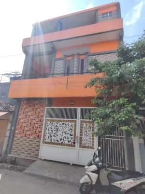 Turun harga Rumah 3 lantai buat konveksi, usaha online,dll lokasi di Perumahan margaasih regenci blok d26, tersedia melalui melalui situs Olx