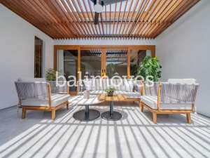 Villa Baru yang Indah dengan Tiga Kamar Tidur di Pantai Sanur , tersedia melalui melalui situs Olx