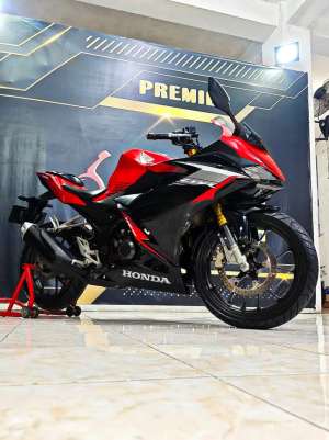 Jual bekas All-new CBR150 2021 red black mulus dp.2jt saja.Anugerah motor rungkut,lokasi di Surabaya Kota