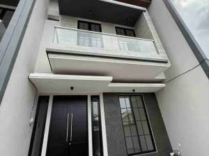 Baru GressDekat Galaxy Mall Rumah Manyar Kertoadi lokasi di Surabaya Kota, tersedia melalui melalui situs Olx