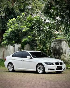 Jual bekas BMW 325i E90 LCi Putih 2010 TdpMurmer Ori Menarik Bu Antik Simpan Baru,lokasi di Tangerang Kota