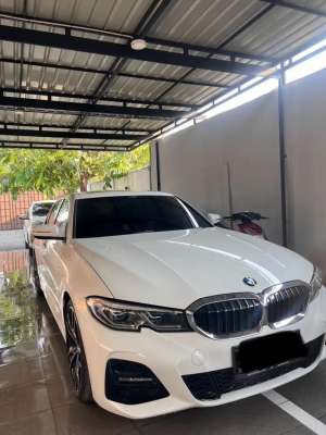 Jual bekas BMW 330i M sport PUTIH METALIK,lokasi di Medan Kota