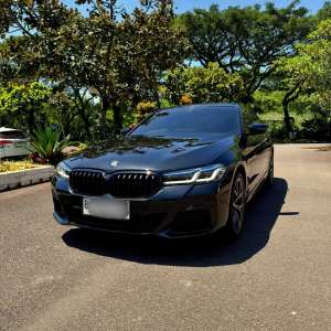 Jual bekas BMW 520i M-Sport Package 2023 LCI Km 11.000 Black on Black,lokasi di Tangerang Kota