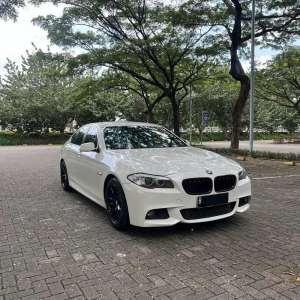Jual bekas BMW 523i F10 Tahun 2011 White CBU ATPM Service Record,lokasi di Bekasi Kab.