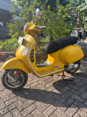 Jual bekas BU Dijual Vespa GTS 300cc Tahun 2019,lokasi di Tangerang Kab.