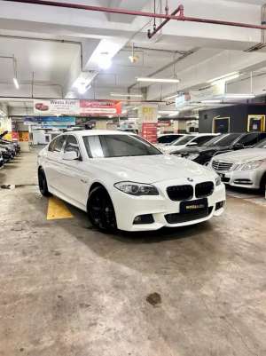 Jual bekas CASH ODO 50rb BMW 523i F10 2011 nik 2010 AT Putih Like New 520i,lokasi di Jakarta Barat
