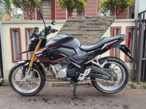 Jual bekas CB150R NEW TAHUN 2022 LOW KM GRESS,lokasi di Depok Kota