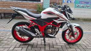 Jual bekas CB150R SE 2016 putih mrrah,lokasi di Gresik Kab.