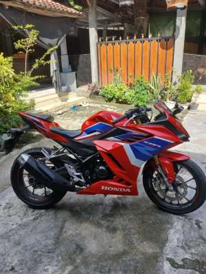 Jual bekas cbr 150r 2021 abs tricolor,lokasi di Bantul Kab.