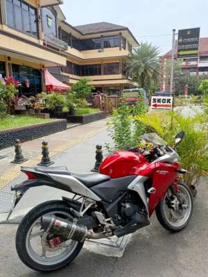 Jual bekas Cbr 250r kondisi terawat merah silver,lokasi di Jakarta Barat