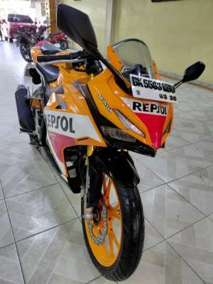 Jual bekas CBR150R ABS MotoGP Repsol Edition 2023Odo Masih 1.300 KM-plaza motor,lokasi di Medan Kota