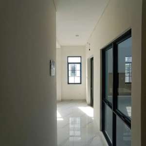 Cluster Viridia 3 Lantai lokasi di Tangerang Kab., tersedia melalui melalui situs Olx