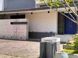 DALAM CLUSTER CANTIK RUMAH RASA VILLA,SEMUA RUANGAN MENGHADAP KOLAM RENANG. lokasi di Tangerang Selatan Kota, tersedia melalui melalui situs Olx