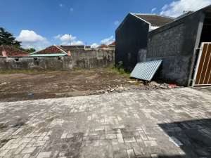 Dalam perumahan dekat UGM di utara Ring road Monjali lokasi di Sleman Kab., tersedia melalui melalui situs Olx