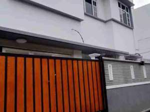 Di Jual cepat Rumah secondary 3 lantai,Lokasi Srengseng Sawah Jakarta Selatan lokasi di Jakarta Selatan, tersedia melalui melalui situs Olx