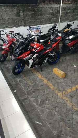Jual bekas Di jual cepat Sepeda Motor CBR 150R tahun 2016,lokasi di Surabaya Kota