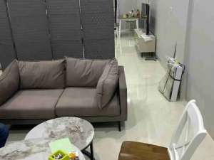 DI JUAL RUMAH 2 LANTAI FULL FURNISHED DI CILEDUG lokasi di Tangerang Kota, tersedia melalui melalui situs Olx