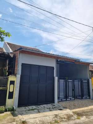 DI KONTRAK KAN RUMAH STRATEGIS, DEKAT DENGAN PELABUHAN KETAPANG lokasi di Banyuwangi  Kab., tersedia melalui melalui situs Olx