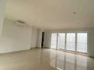 Dijual Atau Disewakan Rumah Rapi Kamar 5 di Cluster Granada Alicante Gading Serpong lokasi di Tangerang Kota, tersedia melalui melalui situs Olx