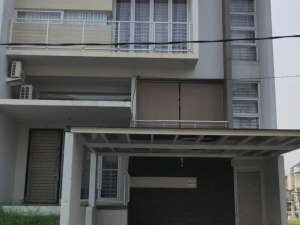 Dijual Cepat Rumah 2,5 Lantai Full Furnish di Duta Garden lokasi di Tangerang Kota, tersedia melalui melalui situs Olx