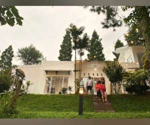 Dijual Cepat Villa Cantik Full Furnished Asri Terawat Di Cisarua Bogor lokasi di Bogor Kab., tersedia melalui melalui situs Olx