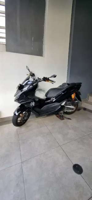 Jual bekas DIJUAL HONDA PCX 160, 2021, HITAM, MULUS SEPERTI BARU, SPECIAL,lokasi di Jakarta Barat