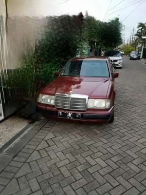 Jual bekas Dijual Mercedes Benz 300E 1990 MerahMesin Jalan NormalSiap Pakai,lokasi di Surabaya Kota