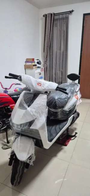 Jual bekas Dijual Motor Listrik Yadea T9 Putih Like New,lokasi di Bandung Kota