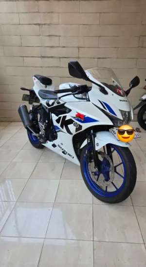 Jual bekas Dijual Preloved Suzuki GSX 150 R 2018 warna putih kondisi ok,lokasi di Jakarta Barat