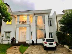 DIJUAL RUGI RUMAH MEWAH DISAIN KOLONIAL SHM DENGAN KAMAR LUAS lokasi di Tangerang Selatan Kota, tersedia melalui melalui situs Olx