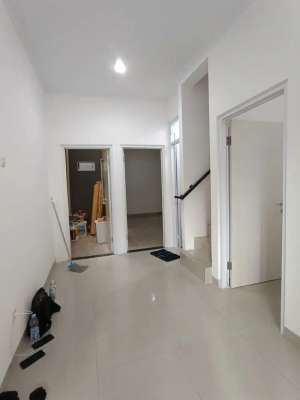 Dijual rumah 2 lantai lokasi dekat stasiun Lrt ciracas lokasi di Jakarta Timur, tersedia melalui melalui situs Olx