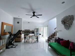 DIJUAL RUMAH BAGUS FULL FURNISHED DALAM KOMPLEK STRATEGIS di BABATAN WIYUNG KOTA SURABAYA lokasi di Surabaya Kota, tersedia melalui melalui situs Olx