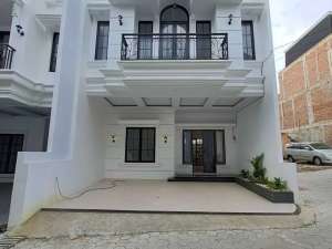 Dijual Rumah baru 3 Lantai Dalam Komplek Delat Jalan Utama Jagakarsa lokasi di Jakarta Selatan, tersedia melalui melalui situs Olx