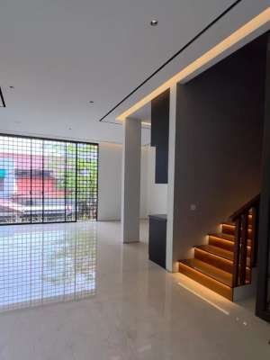 DIJUAL RUMAH BARU Ada Lift Kolam RenangDI JL. PONDOK HIJAU JAKARTA lokasi di Jakarta Selatan, tersedia melalui melalui situs Olx