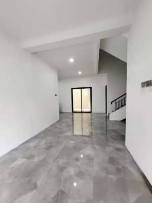 Dijual Rumah Baru Dharmahusada Mas lokasi di Surabaya Kota, tersedia melalui melalui situs Olx