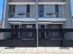 Dijual Rumah BARU GRESS 2 LantaiKlampis Semolo Timur DEkat Hokky MERR Hanya 1,7M saja lokasi di Surabaya Kota, tersedia melalui melalui situs Olx