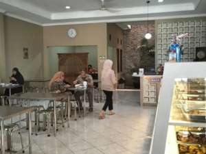 Dijual Rumah bisa utk usaha LT 210 m2 strategis Galaxy Bekasi Selatan lokasi di Bekasi Kota, tersedia melalui melalui situs Olx