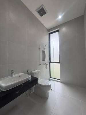 DIJUAL RUMAH CITRALAND DISTRICT 9 TYPE CLAYMORE 3 LANTAI ROOFTOP lokasi di Surabaya Kota, tersedia melalui melalui situs Olx