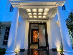 Dijual Rumah di Duta Indah Residence 2,5 Lantai Full Furnished lokasi di Tangerang Kota, tersedia melalui melalui situs Olx