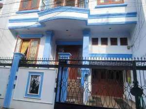 dijual rumah di pusat kota. lokasi di Jakarta Barat, tersedia melalui melalui situs Olx