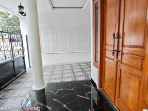 DIJUAL RUMAH HUNIAN MEWAH AMERIKA STYLE DI GENTAN RAYA MANGESTI RAYA DEKAT KOTA SOLO lokasi di Surakarta Kota, tersedia melalui melalui situs Olx