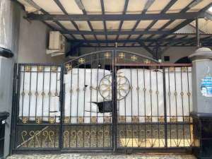 Dijual rumah kost 2 lantai 7 kamar kost dan 3 kamar utama bebas banjir lokasi strategis di kemayoran lokasi di Jakarta Pusat, tersedia melalui melalui situs Olx