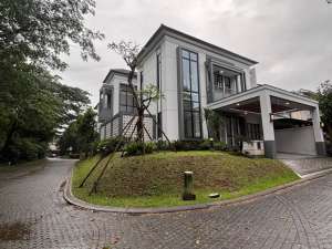 DIJUAL RUMAH MEWAH 2,5 LANTAI POSISI HOOK DI DE LATINOS BSD CITY DMB41 lokasi di Tangerang Selatan Kota, tersedia melalui melalui situs Olx