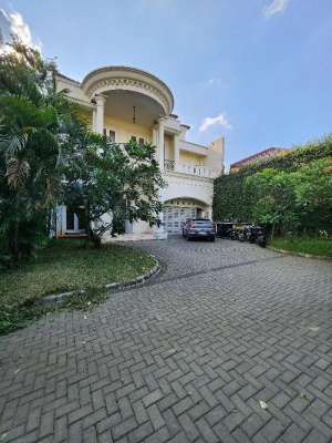 Dijual rumah mewah design classik dlm town house siap huni di kemang lokasi di Jakarta Selatan, tersedia melalui melalui situs Olx