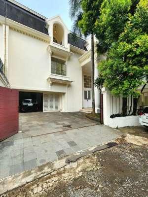 DIJUAL RUMAH MEWAH TERAWAT SIAP HUNIPRIVATE POOL DI AMPERA CILANDAK lokasi di Jakarta Selatan, tersedia melalui melalui situs Olx