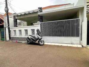 Dijual Rumah secondary LuasNyaman Di Utan Kayu, Matraman - Jakarta Timur Dekat Gerbang Tol Rawamangun lokasi di Jakarta Timur, tersedia melalui melalui situs Olx