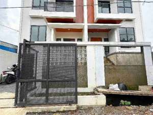 Dijual Rumah SIAP HUNI 3 Lantai Mewah Akses Jalan Lebar 2 Mobil di Duren Sawit Jakarta Timur lokasi di Jakarta Timur, tersedia melalui melalui situs Olx