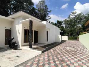 Dijual Rumah Siap Huni dlm Cluster di Barat Pasar Cebongan lokasi di Sleman Kab., tersedia melalui melalui situs Olx