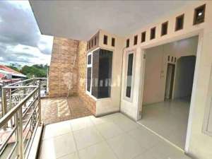 Dijual Rumah Strategis 2 Lantai Duta Bumi 3 Harapan IndahBekasi lokasi di Bekasi Kota, tersedia melalui melalui situs Olx